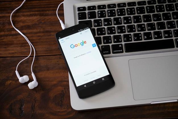 Smartphone no teclado do laptop